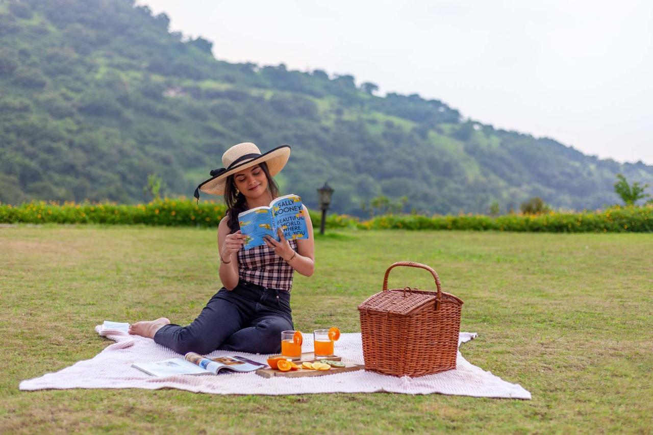 Stayvista'S Shivom Villa 12 - A Serene Escape With Views Of The Valley And Lake ロナバラ エクステリア 写真