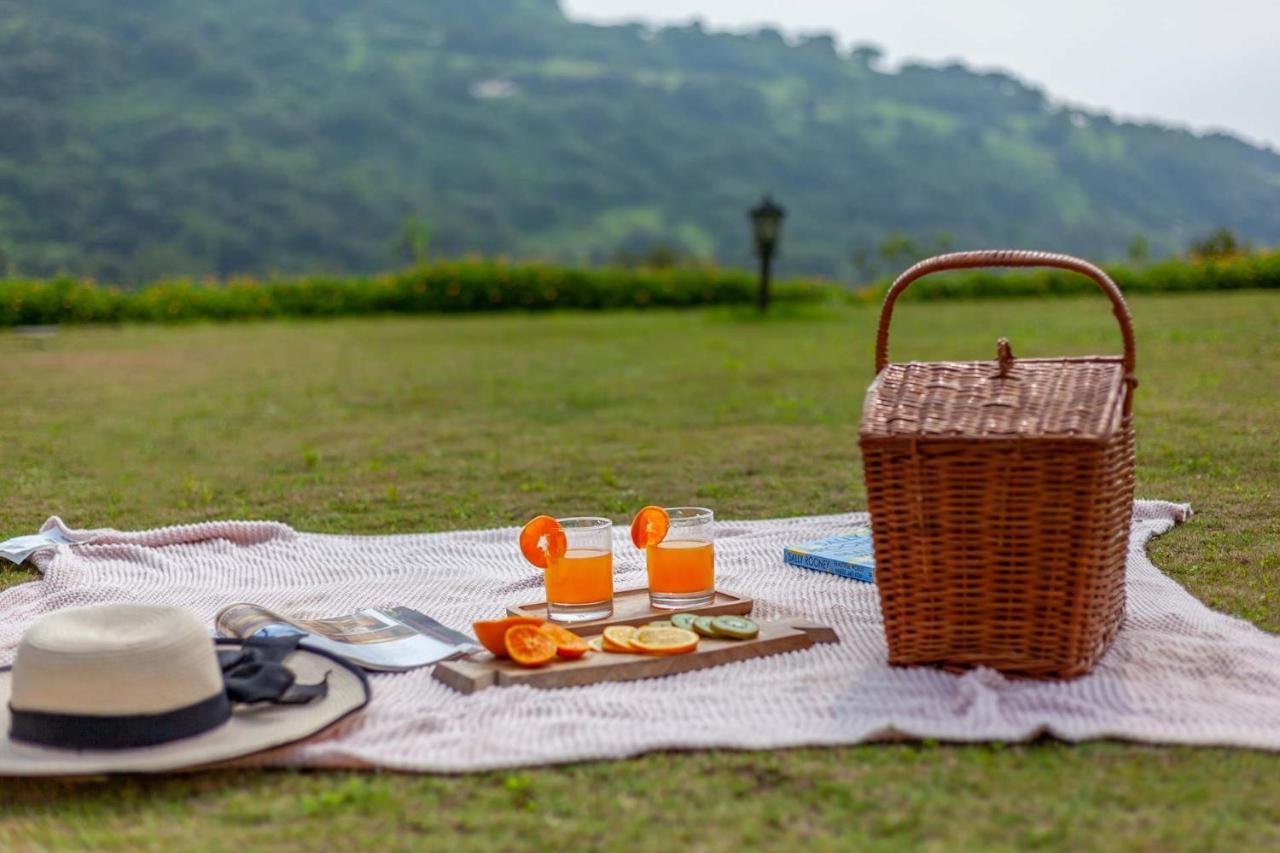Stayvista'S Shivom Villa 12 - A Serene Escape With Views Of The Valley And Lake ロナバラ エクステリア 写真